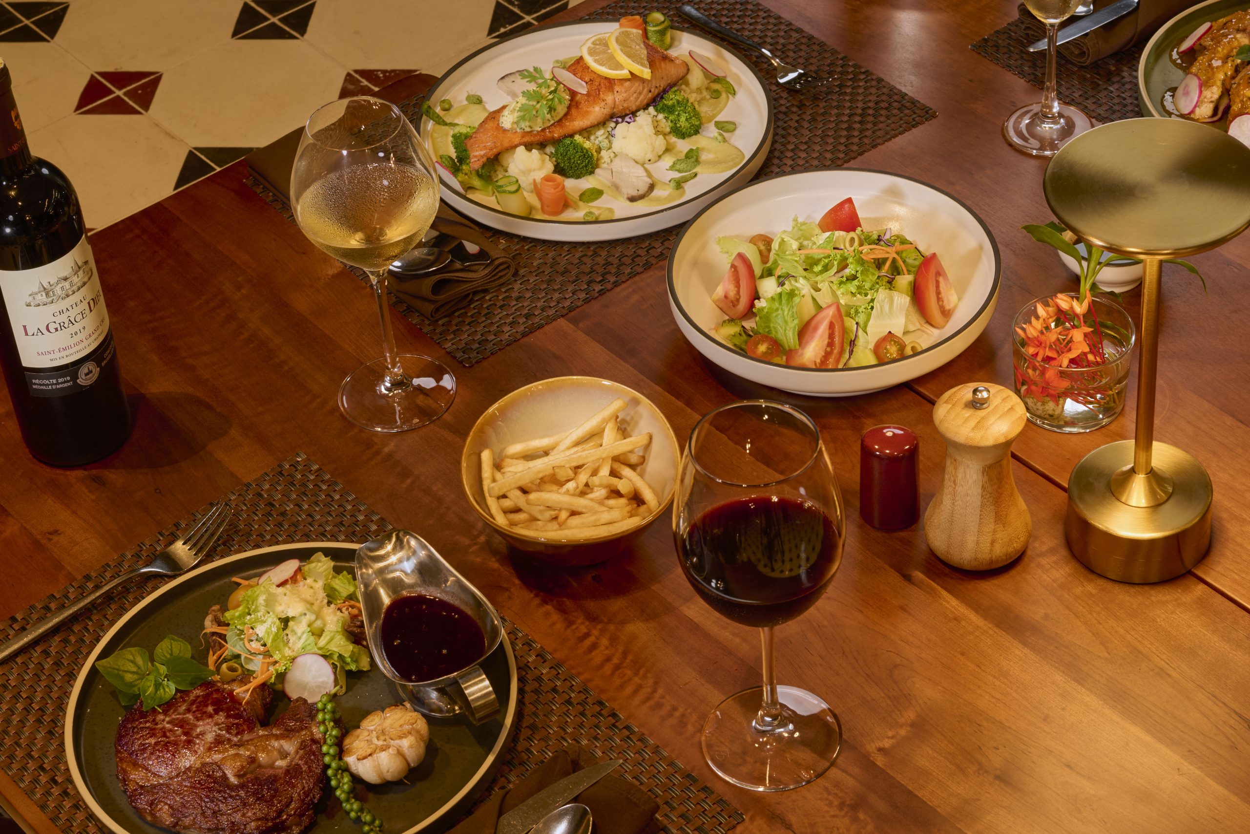 Samanea dinner steak and wine